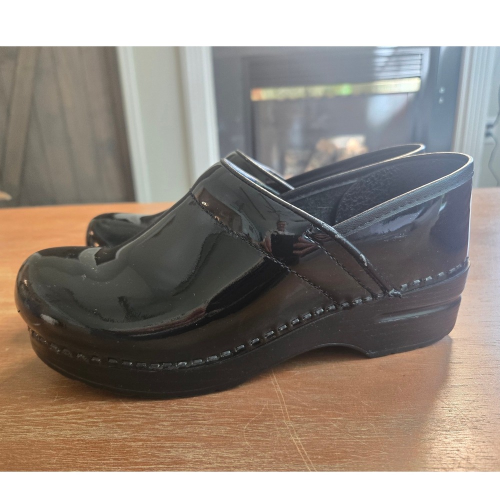 Dansko Professional Clogs Womens 38 / 7.5 Black Patent Leather Slip On Shoes